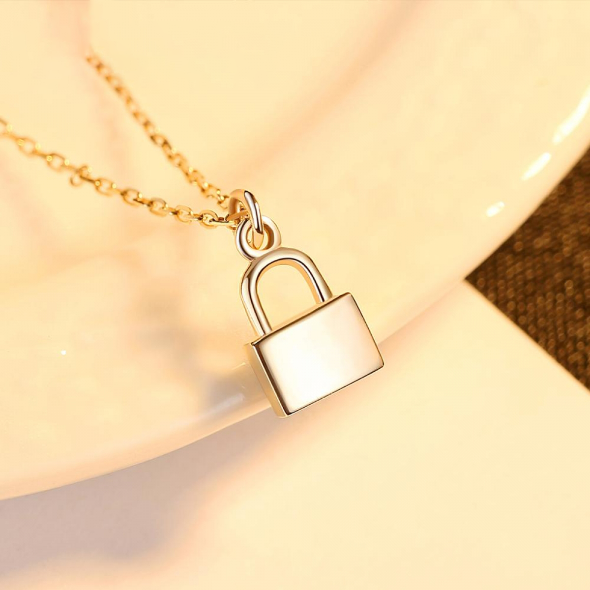 14K_Gold_Simple_Padlock_Lock_Necklace_02